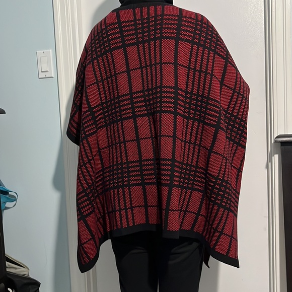 Red and black Knit blanket wrap sweater - Picture 5 of 6